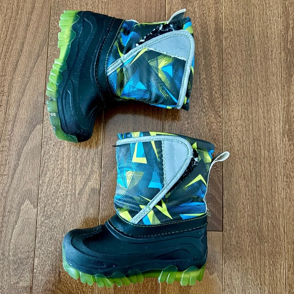 Boys Light Up Winter Snow Boots Size 7/8 - Picture 3 of 8